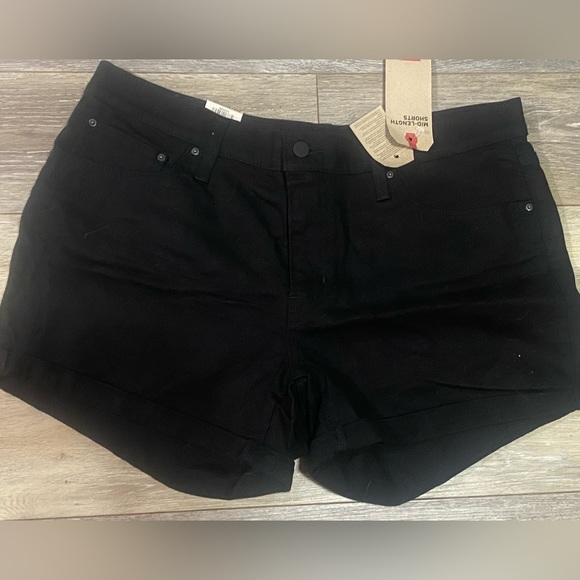 Levis mid length shorts womens size 18–NWT - Picture 1 of 3